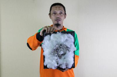 Seto Krisna Putra saat membuat miniatur robot dari limbah korek gas di Kantor Suku Dinas Lingkungan Hidup Jakarta Timur, Jumat (1/10/2021).