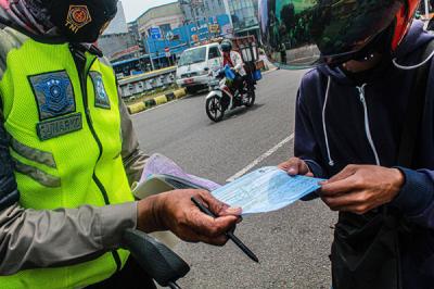 Aparat kepolisian saat mengelar Operasi Patuh Jaya 2021 di Jakarta, Jumat (1/10/2021).