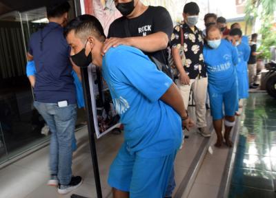 Dirreskrimum Polda Jateng menunjukkan barang bukti saat gelar pengungkapan di Mapolda Jateng, Semarang, Jawa Tengah, Jumat (1/10/2021).