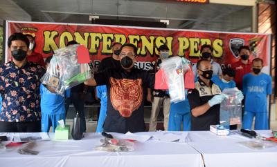 Dirreskrimum Polda Jateng menunjukkan barang bukti saat gelar pengungkapan di Mapolda Jateng, Semarang, Jawa Tengah, Jumat (1/10/2021).