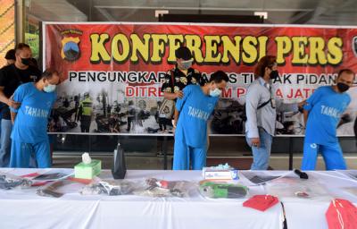 Dirreskrimum Polda Jateng menunjukkan barang bukti saat gelar pengungkapan di Mapolda Jateng, Semarang, Jawa Tengah, Jumat (1/10/2021).