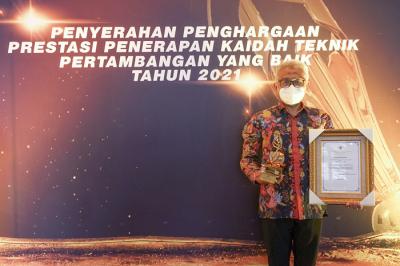 Direktur Produksi PT Semen Gresik, Soni Asrul Sani (kanan) menerima penghargaann dari Plh Sekretaris Ditjen Minerba, Sujatmiko di Jakarta, Rabu (29/9/2021).