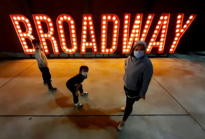 Kawasan yang banyak dikunjungi milenial ini merupakan kawasan kuliner dengan konsep seperti Teater Broadway di Amerika Serikat.