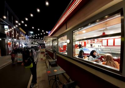 Kawasan yang banyak dikunjungi milenial ini merupakan kawasan kuliner dengan konsep seperti Teater Broadway di Amerika Serikat.
