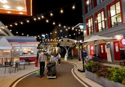 Kawasan yang banyak dikunjungi milenial ini merupakan kawasan kuliner dengan konsep seperti Teater Broadway di Amerika Serikat.