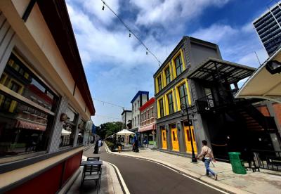 Kawasan yang banyak dikunjungi milenial ini merupakan kawasan kuliner dengan konsep seperti Teater Broadway di Amerika Serikat.