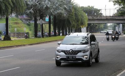 Serah terima unit mobil Renault Triber RXZ AMT di Jakarta, Kamis (30/9/2021).