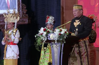 Ketua DPD RI AA LaNyalla Mahmud Mattalitti membuka Pameran Foto pada perayaan HUT ke-17 DPD di Nusantara IV, Kompleks Parlemen, Jakarta, Jumat (1/10/2021).