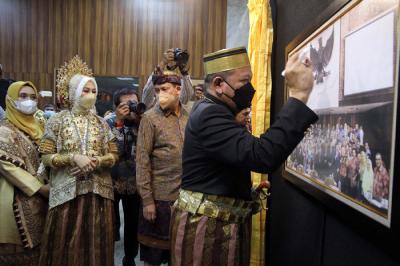 Ketua DPD RI AA LaNyalla Mahmud Mattalitti membuka Pameran Foto pada perayaan HUT ke-17 DPD di Nusantara IV, Kompleks Parlemen, Jakarta, Jumat (1/10/2021).