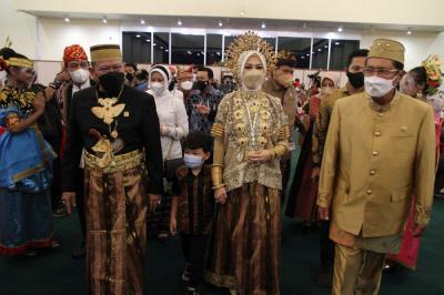 Ketua DPD RI AA LaNyalla Mahmud Mattalitti membuka Pameran Foto pada perayaan HUT ke-17 DPD di Nusantara IV, Kompleks Parlemen, Jakarta, Jumat (1/10/2021).