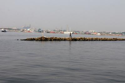 Warga beraktivitas di kawasan Pelabuhan Kali Adem, Muara Angke, Jakarta, Sabtu (2/10/2021).