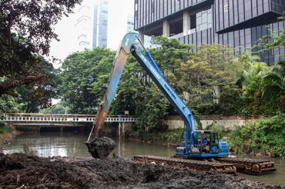 Anggota Dinas Sumber Daya Air DKI Jakarta melakukan pengerukan lumpur di Sungai Krukut, Tanah Abang, Jakarta Pusat, Sabtu (2/10/2021).
