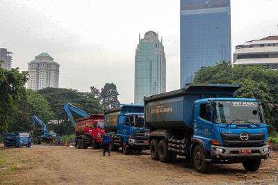 Anggota Dinas Sumber Daya Air DKI Jakarta melakukan pengerukan lumpur di Sungai Krukut, Tanah Abang, Jakarta Pusat, Sabtu (2/10/2021).