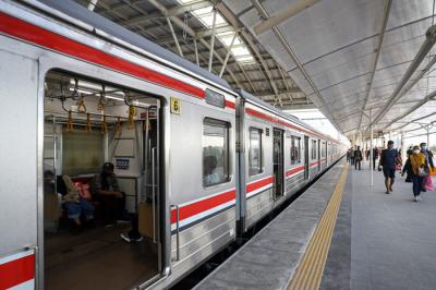 Penumpang menunggu kedatangan kereta di Peron Jalur Layang Bogor Line di Stasiun Manggarai, Jakarta Selatan, Sabtu (2/10/2021).