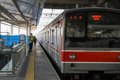 Penumpang menunggu kedatangan kereta di Peron Jalur Layang Bogor Line di Stasiun Manggarai, Jakarta Selatan, Sabtu (2/10/2021).