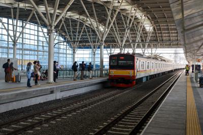 Penumpang menunggu kedatangan kereta di Peron Jalur Layang Bogor Line di Stasiun Manggarai, Jakarta Selatan, Sabtu (2/10/2021).