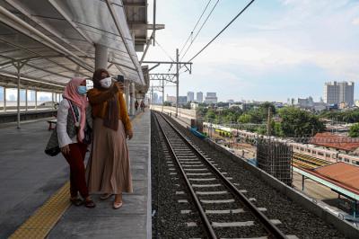 Penumpang menunggu kedatangan kereta di Peron Jalur Layang Bogor Line di Stasiun Manggarai, Jakarta Selatan, Sabtu (2/10/2021).