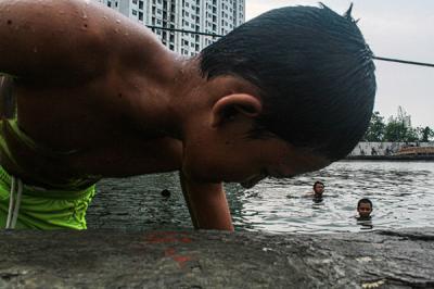 Anak-anak sedang bermain di kawasan Pelabuhan Sunda Kelapa, Jakarta Utara, Jumat (1/10/2021).