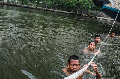 Anak-anak sedang bermain di kawasan Pelabuhan Sunda Kelapa, Jakarta Utara, Jumat (1/10/2021).