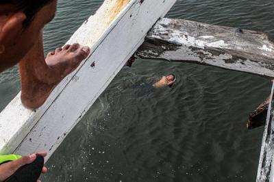 Anak-anak sedang bermain di kawasan Pelabuhan Sunda Kelapa, Jakarta Utara, Jumat (1/10/2021).