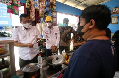 Direktur Utama Bank BTN Haru Koesmahargyo saat kunjungan kerja untuk memantau penyaluran Bansos dan Bantuan Subsidi Upah di wilayah Cikarang dan Karawang.