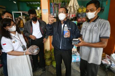 Direktur Utama Bank BTN Haru Koesmahargyo saat kunjungan kerja untuk memantau penyaluran Bansos dan Bantuan Subsidi Upah di wilayah Cikarang dan Karawang.