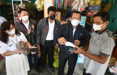 Direktur Utama Bank BTN Haru Koesmahargyo saat kunjungan kerja untuk memantau penyaluran Bansos dan Bantuan Subsidi Upah di wilayah Cikarang dan Karawang.