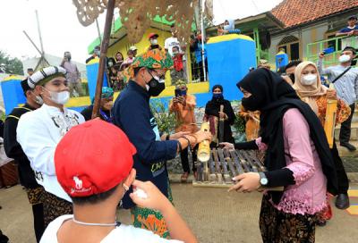 Menparekraf Sandiaga Salahuddin Uno mengunjungi Desa Wisata Cikolelet di Kecamatan Cinangka, Kabupaten Serang, Banten, Sabtu (2/10/2021).
