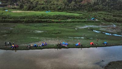 Pengunjung menikmati suasana di Lembah Salimbongan, Desa Ulu Saddang, Kecamatan Lembang, Kabupaten Pinrang, Sulawesi Selatan, Minggu (3/9/2021).