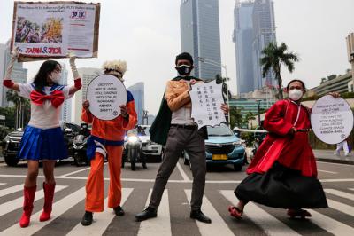 Sejumlah aktivis lingkungan mengenakan kostum cosplay melakukan aksi di depan Kedutaan Besar Jepang, Jakarta Pusat, Senin (4/10/2021).