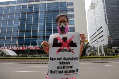 Sejumlah aktivis lingkungan mengenakan kostum cosplay melakukan aksi di depan Kedutaan Besar Jepang, Jakarta Pusat, Senin (4/10/2021).