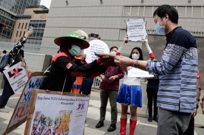 Sejumlah aktivis lingkungan mengenakan kostum cosplay melakukan aksi di depan Kedutaan Besar Jepang, Jakarta Pusat, Senin (4/10/2021).