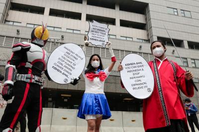 Sejumlah aktivis lingkungan mengenakan kostum cosplay melakukan aksi di depan Kedutaan Besar Jepang, Jakarta Pusat, Senin (4/10/2021).
