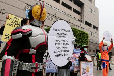 Sejumlah aktivis lingkungan mengenakan kostum cosplay melakukan aksi di depan Kedutaan Besar Jepang, Jakarta Pusat, Senin (4/10/2021).