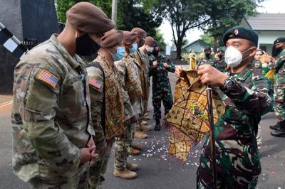 Tari Gambyong menyambut kedatangan tujuh personel SFAB dari Amerika Serikat di Markas Yonif Raider 400/Banteng Raider, Semarang, Jawa Tengah, Senin (4/10/2021).