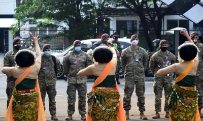 Tari Gambyong menyambut kedatangan tujuh personel SFAB dari Amerika Serikat di Markas Yonif Raider 400/Banteng Raider, Semarang, Jawa Tengah, Senin (4/10/2021).