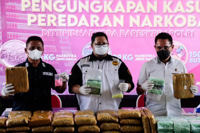 Pengungkapan peredaran Narkotika jaringan Sumatera Barat-Jakarta-Bogor di Badan Reserse Kriminal Polri, Jakarta Selatan, Senin (4/10/2021).