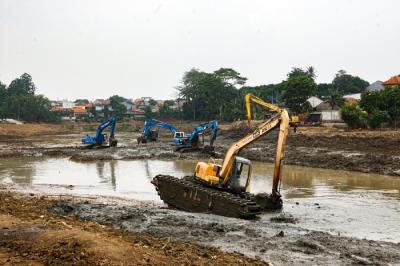 Petugas melakukan pengerukan lumpur Waduk Munjul, Jalan Wijayakusuma RW 04, Kelurahan Munjul, Kecamatan Cipayung, Jakarta Timur, Senin (4/10/2021).