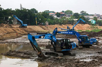 Petugas melakukan pengerukan lumpur Waduk Munjul, Jalan Wijayakusuma RW 04, Kelurahan Munjul, Kecamatan Cipayung, Jakarta Timur, Senin (4/10/2021).