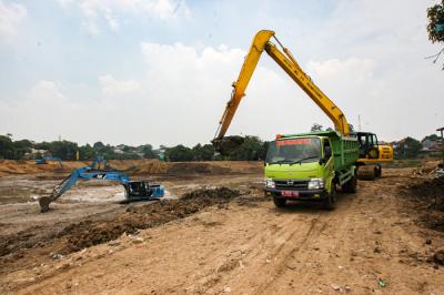 Petugas melakukan pengerukan lumpur Waduk Munjul, Jalan Wijayakusuma RW 04, Kelurahan Munjul, Kecamatan Cipayung, Jakarta Timur, Senin (4/10/2021).