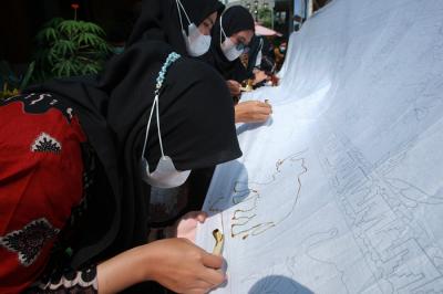 Wakil Wali Kota Semarang Hevearita Gunaryanti Rahayu membatik bersama pada kain sepanjang 15 meter di Kampoeng Jadoel, Semarang, Minggu (3/10/2021).