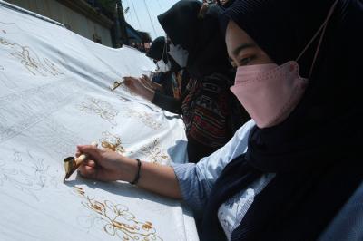 Wakil Wali Kota Semarang Hevearita Gunaryanti Rahayu membatik bersama pada kain sepanjang 15 meter di Kampoeng Jadoel, Semarang, Minggu (3/10/2021).