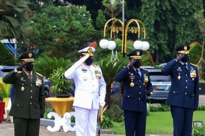 Panglima TNI Marsekal Hadi Tjahjanto memimpin upacara ziarah nasional dan prosesi tabur bunga di TMP Kalibata, Jakarta Selatan, Senin (4/10/2021).