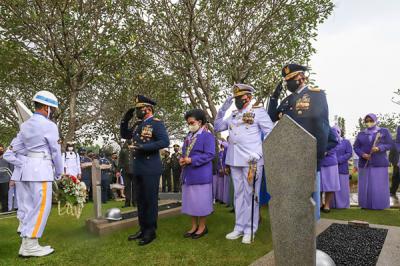 Panglima TNI Marsekal Hadi Tjahjanto memimpin upacara ziarah nasional dan prosesi tabur bunga di TMP Kalibata, Jakarta Selatan, Senin (4/10/2021).
