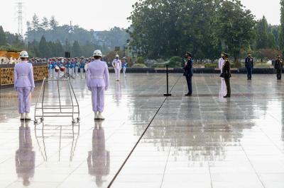 Panglima TNI Marsekal Hadi Tjahjanto memimpin upacara ziarah nasional dan prosesi tabur bunga di TMP Kalibata, Jakarta Selatan, Senin (4/10/2021).
