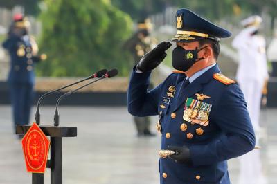 Panglima TNI Marsekal Hadi Tjahjanto memimpin upacara ziarah nasional dan prosesi tabur bunga di TMP Kalibata, Jakarta Selatan, Senin (4/10/2021).