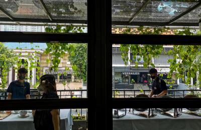 Pengunjung saat memilih menu makanan yang disajikan resto di kawasan, Jakarta Selatan, Senin (4/10/2021).