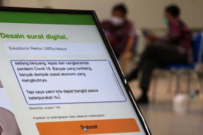 Pengukuhan mahasiswa baru Universitas Muhammadiyah Surabaya (UMSurabaya) tahun 2021-2022, di UMSurabaya, Jawa Timur, Senin (4/10/2021).