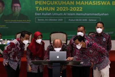 Pengukuhan mahasiswa baru Universitas Muhammadiyah Surabaya (UMSurabaya) tahun 2021-2022, di UMSurabaya, Jawa Timur, Senin (4/10/2021).