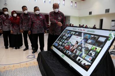 Pengukuhan mahasiswa baru Universitas Muhammadiyah Surabaya (UMSurabaya) tahun 2021-2022, di UMSurabaya, Jawa Timur, Senin (4/10/2021).